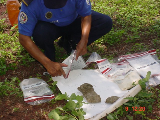 Un oficial antidrogas prepara los paquets que fueron quemados por orden judicial